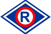 Litera &quot;R&quot; na niebiesko-białym tle w kształcie rombu oznaczająca służbę ruchu drogowego