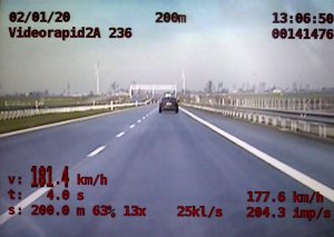 Fotografia przedstawia screen z policyjnego widorejestratora. Na jego ekranie widoczny jest nowo wybudowany odcinek drogi S5 z dwoma pasami ruchu w obydwu kierunkach oraz samochód osobowy.