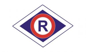 Litera R na biało-niebieskim tle symbolizująca służbę ruchu drogowego.