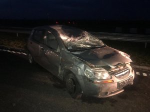 Samochód koloru srebrnego z uszkodzeniami powstałymi na skutek zdarzenia drogowego.