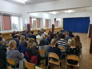 Pedagodzy oraz rodzice uczniów  Szkoły Podstawowej w Gorzycach podczas spotkania z policjantami.