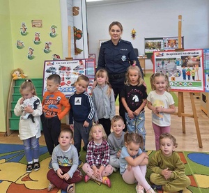 Zdjęcie grupowe:  policjantka z dziećmi.
